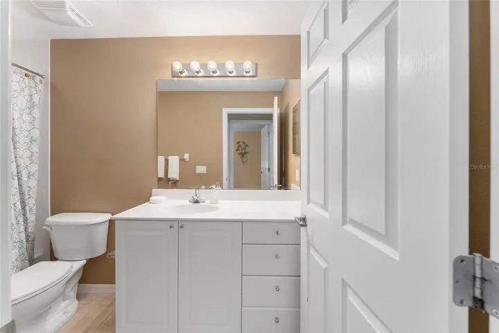 Guest Bathroom with tub/shower