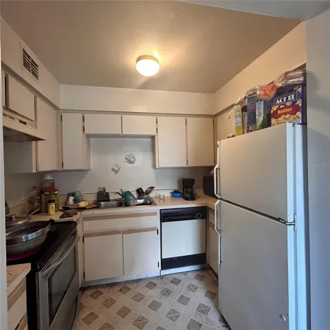 Apt C kitchen