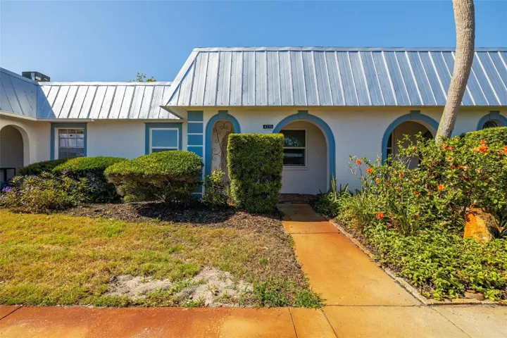 Welcome home to this adorable 2 bedroom condo located just a coupled miles from downtown New Port Richey