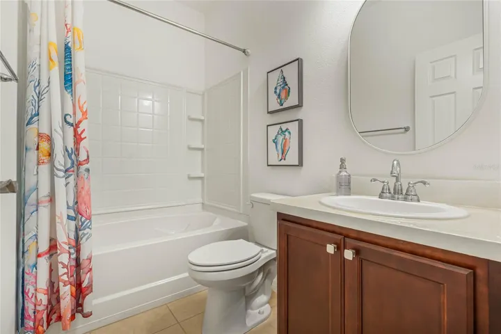 NICE  CLEAN MAIN BATHROOM