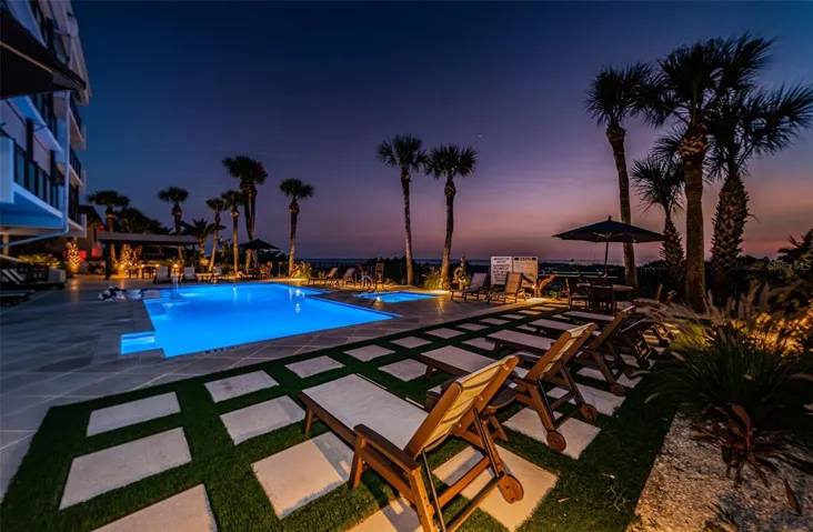 ... 135' x 40 '..... Plenty of Room to Enjoy a Sunset or Even a Moonset which are just spectacular..