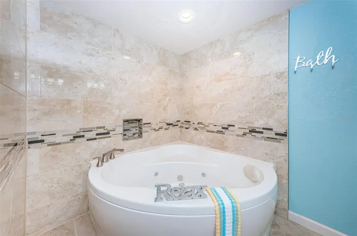 .. Relax in Your Remodeled  Master Bathroom Soaking Tub / Spa..