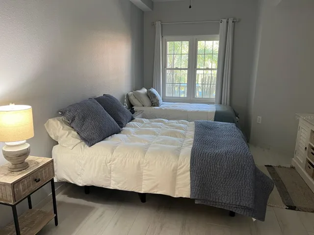Nice furniture, large bedroom, who has the room for double bed PLUS single bed : make it an additional office space ????