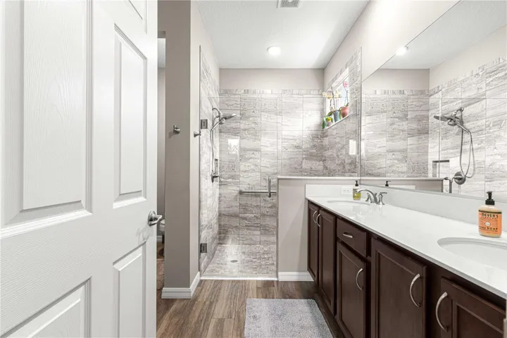 Double Vanity w/Quartz Counters