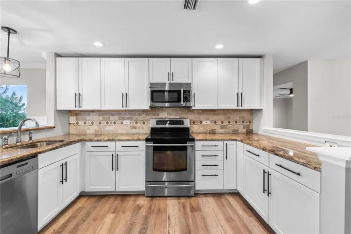 501 Buckingham ave Kitchen