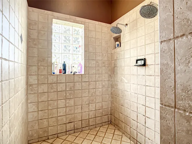 Walk in with 2 Shower Heads