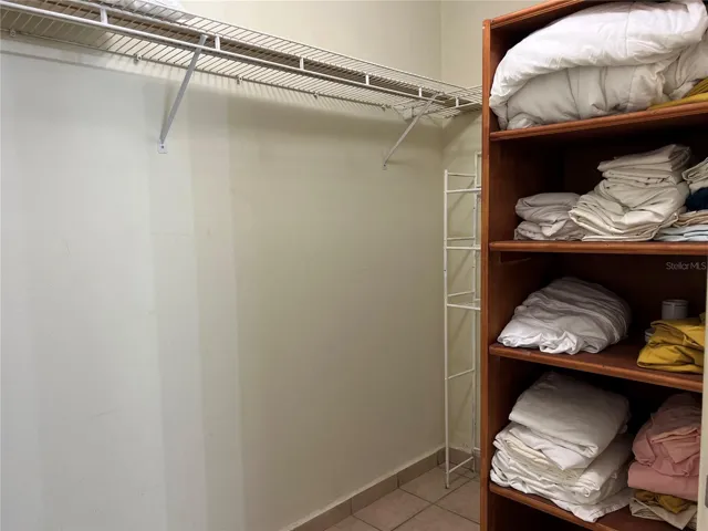 WALK IN CLOSET