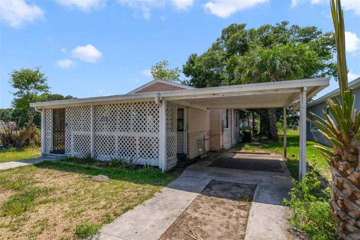 2-bedroom, 1-bath home just 15 mins from the beach with covered parking, wood laminate floors and a bright kitchen!