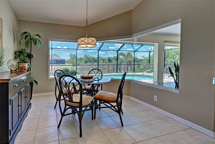 KITCHEN EAT-IN AREA
