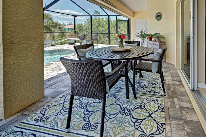 LANAI OUTSIDE EATING AREA