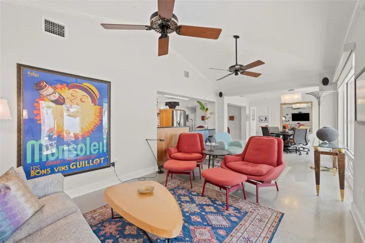 Wonderful layout for entertaining and share with friends and family.