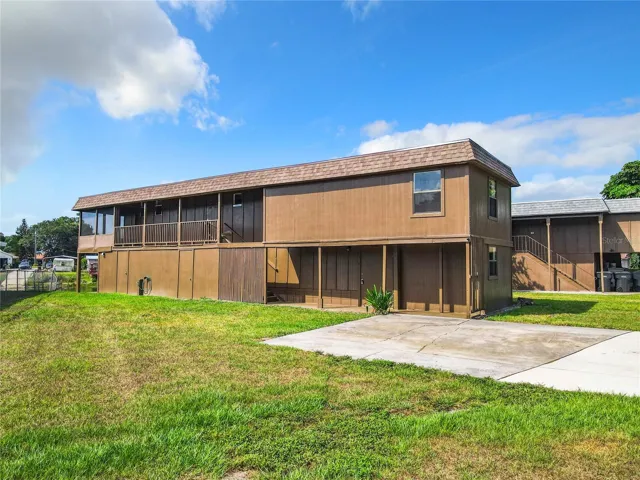 Waterfront home - Whether you are looking to enjoy the beauty of a weekend retreat, a winter get-away or a year-round home, your family will enjoy countless hours of outdoor entertainment on one of Florida’s most pristine, clear, spring fed lakes.