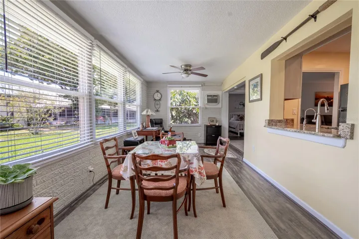 The Florida room measures  25' x 10'.