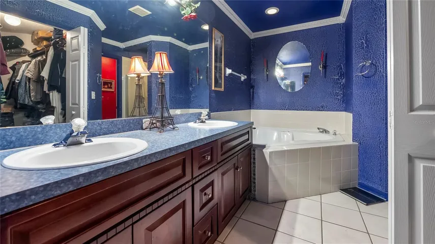 Dual sinks and large tub