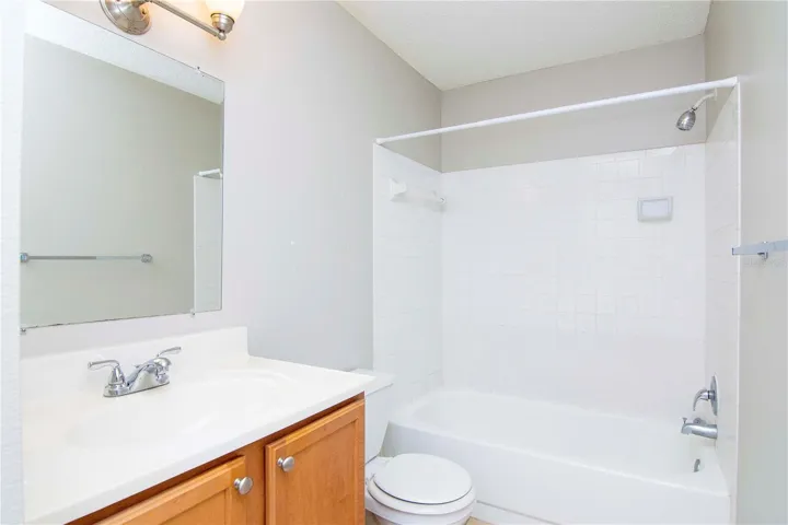 Full Bathroom w/ Linen Closet
