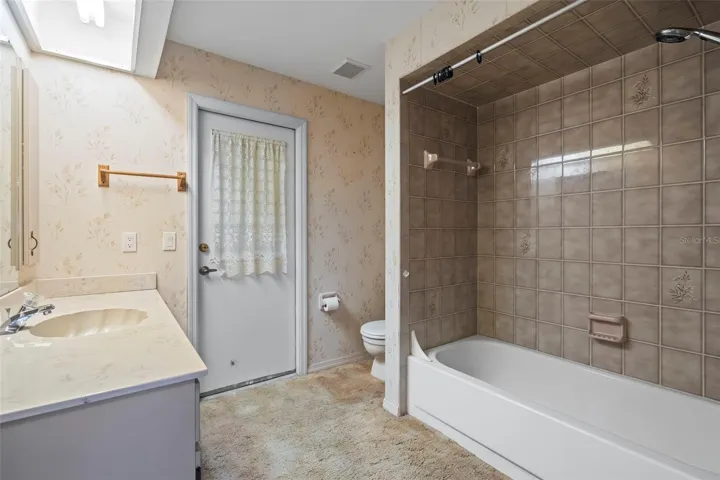 Guest bath with Lanai access