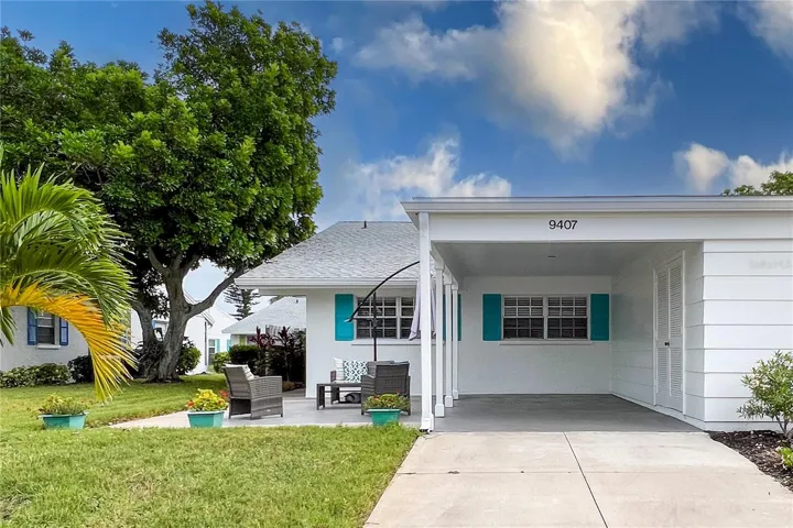 Welcome home to 9407 Andover Circle in the Beautiful boating and bayside community of Mount Vernon on Sarasota bay!