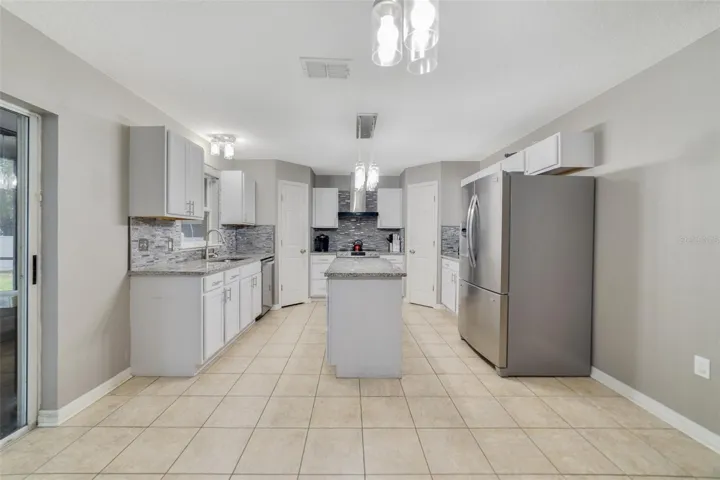UPDATED KITCHEN WITH EAT IN SPACE