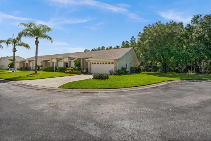 View showing wide view of side yard and privacy of cul-de-sac