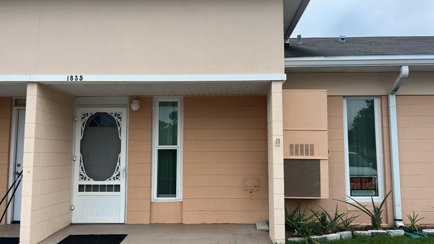ENTRANCE/PORCH