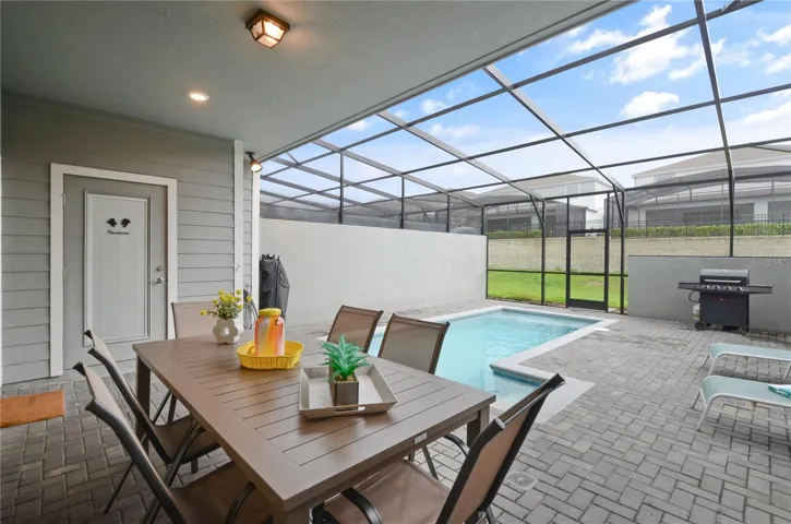 PRIVATE POOL WITH SCREEN