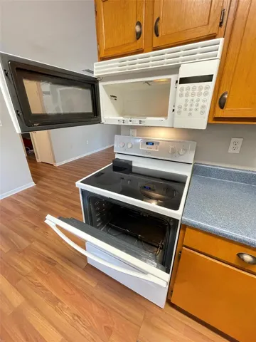 828 Kitchen range and microwave