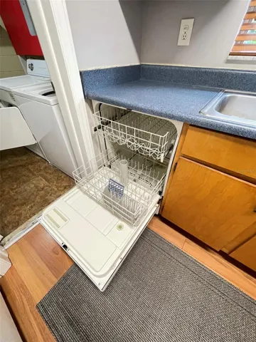 828 Kitchen dishwasher