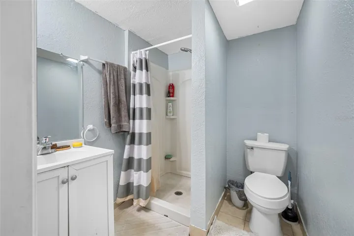 UNIT D BATHROOM