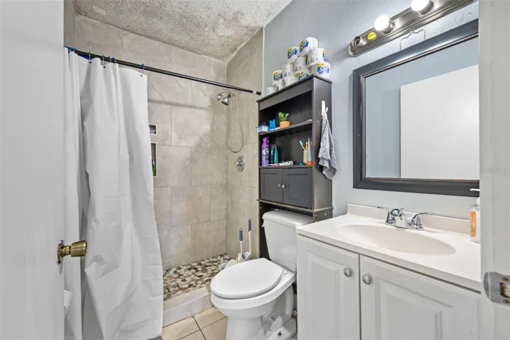 UNIT A BATHROOM