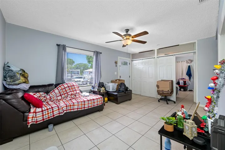 LIVING ROOM UNIT A