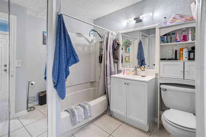 UNIT B BATHROOM