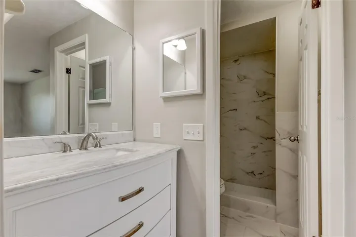 en-suite primary bathroom
