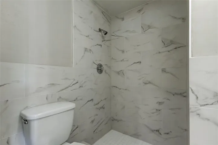 en-suite primary bathroom