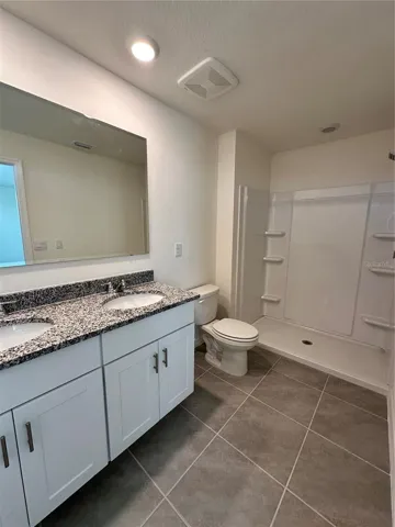 Master -en-suite bathroom