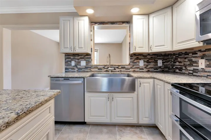 Stainless steel appliances and double oven for all of your cooking/baking needs.