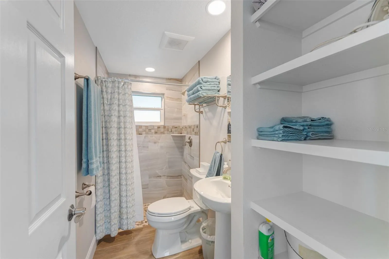 1207 Hines 2nd bath