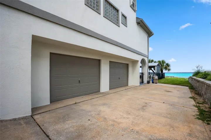2car garage on south side