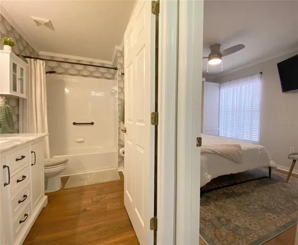 Guest Bedroom / Guest Bathroom