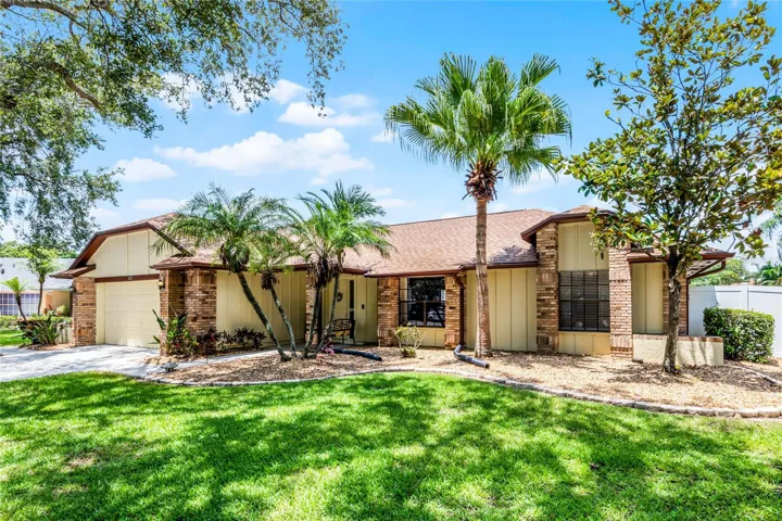 Welcome Home to this charming home n a cul- de-sac