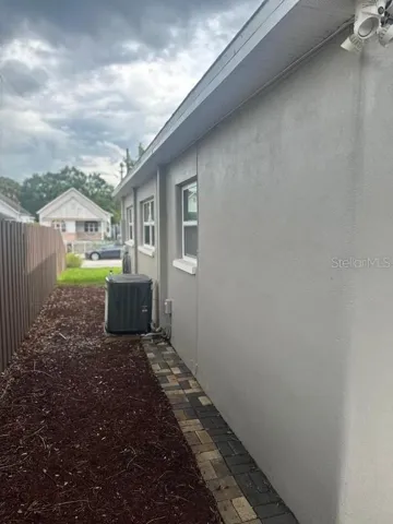 Side house