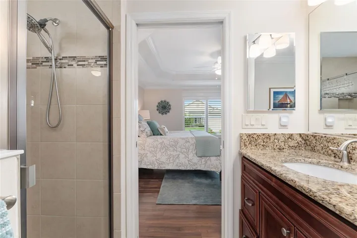 EN SUITE BATH TO FRONT GUEST ROOM.