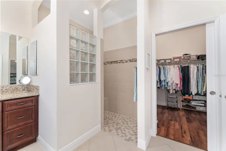 LIGHT AND BRIGHT PRIMARY BATH