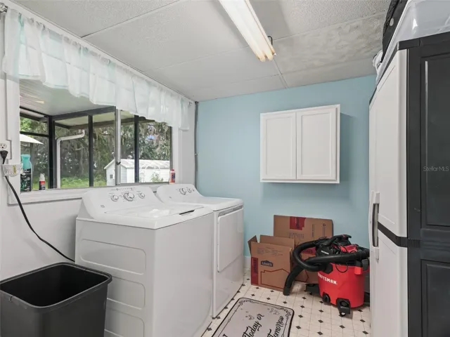 Laundry room leading to screened in porch