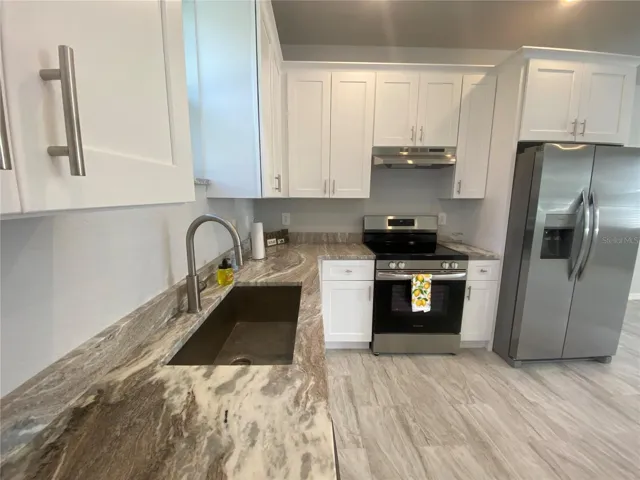 farm house sink & granite counter tops