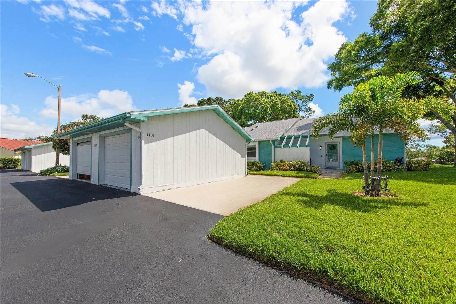 Welcome home! End unity with garage &amp; driveway~