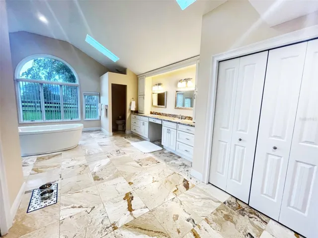 oversize master bath garden tup