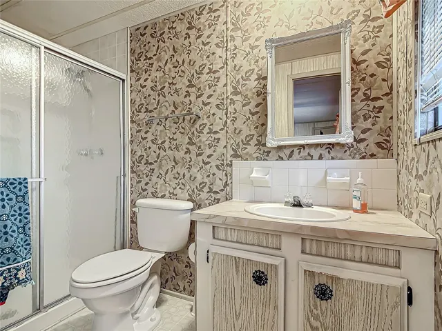 Ensuite primary bathroom