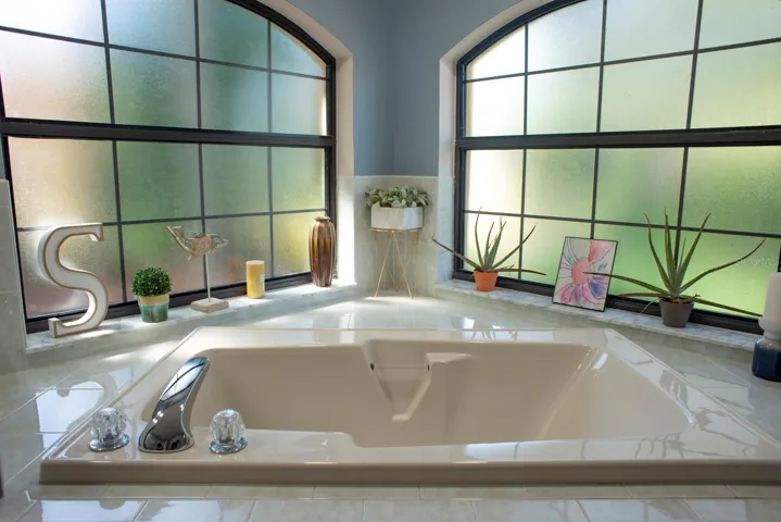 garden tub with privacy windows