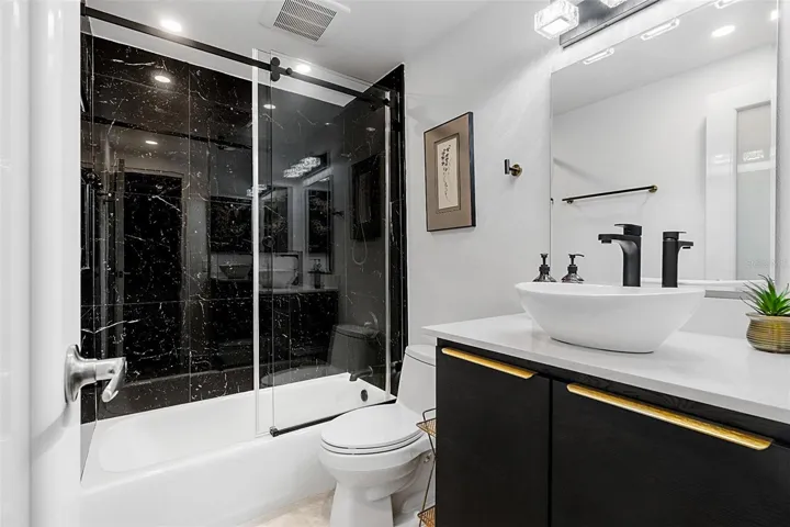 2nd Floor - Guest Bath