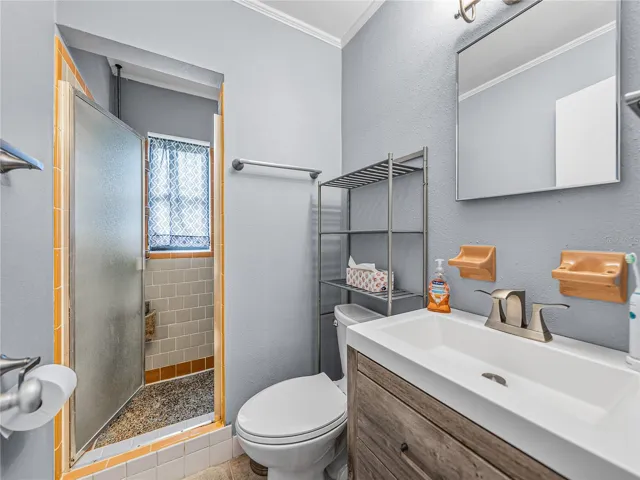 ensuite bath with Shower